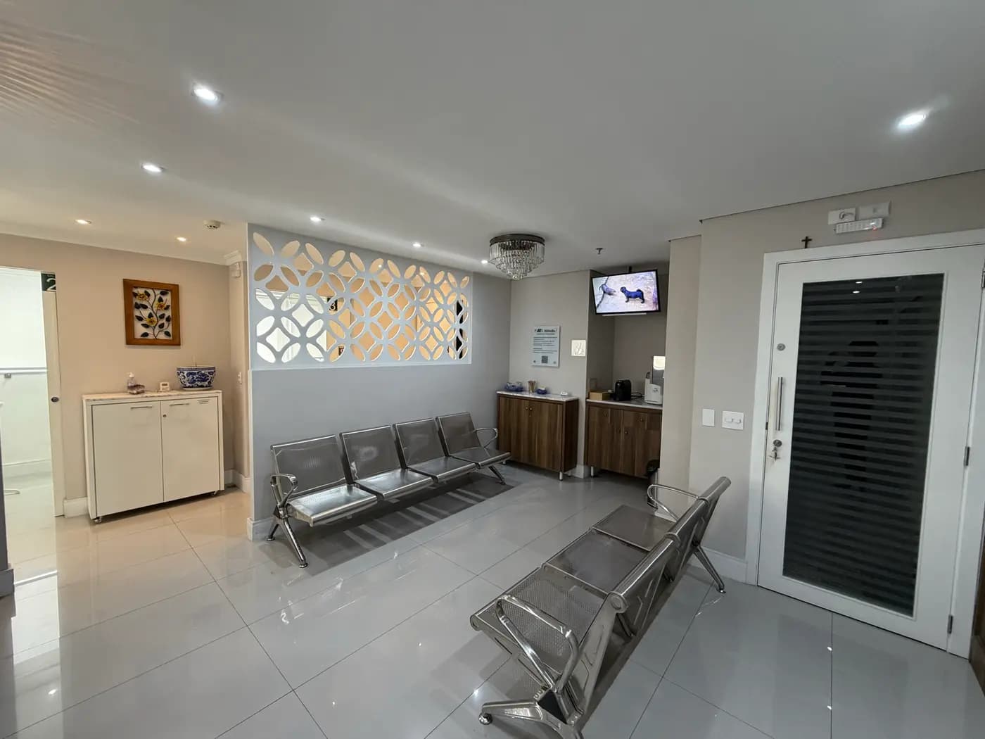 Segunda sala de espera, ampla e com painel decorativo vazado