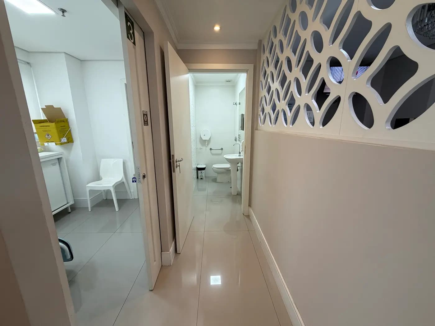 Corredor de acesso às salas de coleta e ao banheiro adaptado